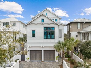 Exterior - Stylish Laid-Back Escape: Community Pool, 6 Bikes, & Spacious 3 Story Layout (Seagrove Beach)
