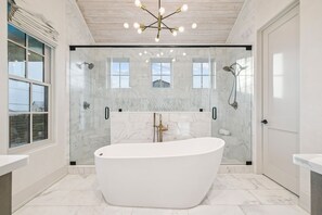 Hair dryer, towels - Stylish Laid-Back Escape: Community Pool, 6 Bikes, & Spacious 3 Story Layout (Seagrove Beach)