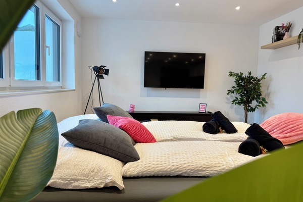 gemütliche Schlafcouch (160x200) im Wohnzimmer