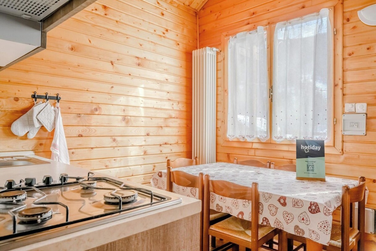 Private kitchen | Cleaning supplies, freezer