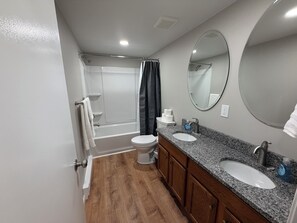 Serviettes fournies, savon, papier toilette