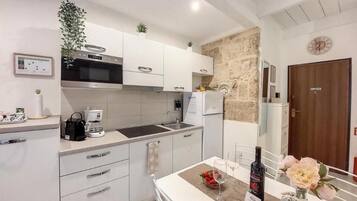 Fridge, microwave, stovetop, cookware/dishes/utensils