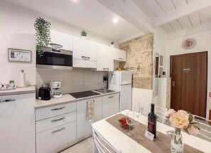 Kühlschrank, Mikrowelle, Herdplatte, Kochgeschirr/Geschirr/Besteck