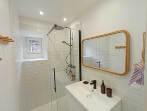 Dusche, Haartrockner, Handtücher, Seife
