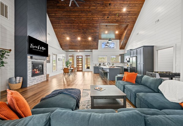 Smart TV, chimenea y futbolito 