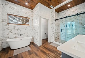 Een douche, handdoeken