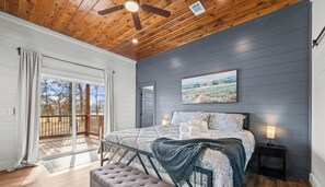 Tabla de planchar con plancha, wifi gratis y ropa de cama 