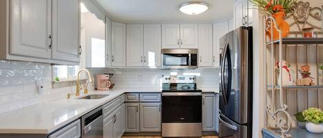 Refrigerador, microondas, parrilla de estufa y lavavajillas