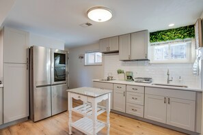 Refrigerador, microondas, cafetera y tetera y tostadora 