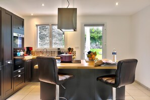 Microondas, horno, placa de cocina y lavavajillas