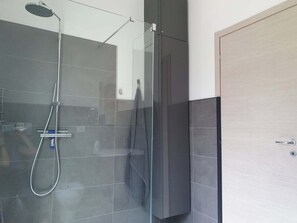 Shower, hair dryer, bidet, towels - Charming three-room apartment 100m from the beaches (Imperia)
