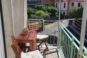 Outdoor dining - Charming three-room apartment 100m from the beaches (Imperia)