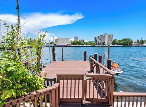 Miami Waterfront Villa / Yacht Dock & Heated Pool