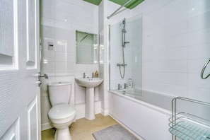 Shower, hair dryer, towels, soap - Entire home in Greater Manchester, United Kingdom (Salford)