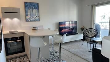 Een magnetron, een oven, een kookplaat, een vaatwasser