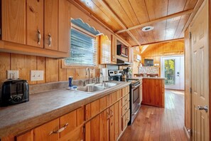 Fridge, microwave, oven, stovetop - Rural Cabin Near Speedways, Beaches & Attractions (Pierson)