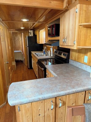 Microwave, oven, stovetop - Rural Cabin Near Speedways, Beaches & Attractions (Pierson)