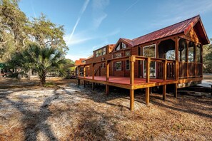 Property grounds - Rural Cabin Near Speedways, Beaches & Attractions (Pierson)