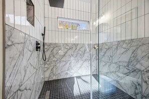 Een douche, een haardroger, handdoeken