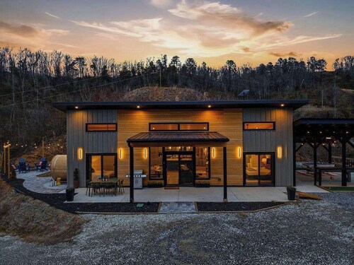 Luxe Mtn Cabin - Sleeps 9 - Sauna - Hot Tub - Games