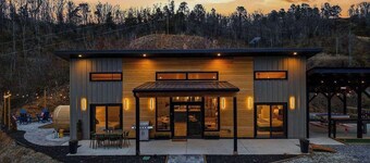 Luxe Mtn Cabin - Sleeps 9 - Sauna - Hot Tub - Games
