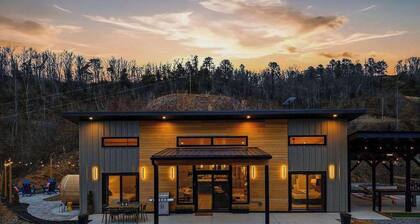 Luxe Mtn Cabin - Sleeps 9 - Sauna - Hot Tub - Games