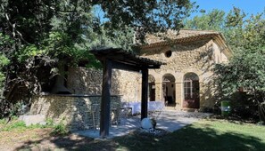 Terrace/patio - LE GREAU campaign (Lambesc)