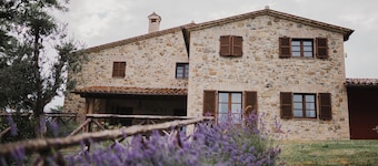 Casale in pietra nelle tranquille colline umbre nelle vicinanze di Orvieto.