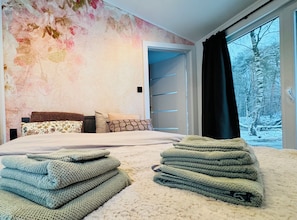 2 bedrooms, in-room safe, desk, travel crib - Luxury Wellness cabin Japandi style,forest view,hottub, hammock and lounge sofas (Haarle)