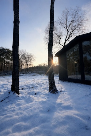 Property grounds - Luxury Wellness cabin Japandi style,forest view,hottub, hammock and lounge sofas (Haarle)