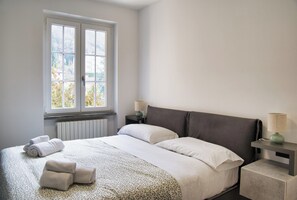 Room - Casa di Alex - Two Bedroom Apartment, Sleeps 4 (Introbio)