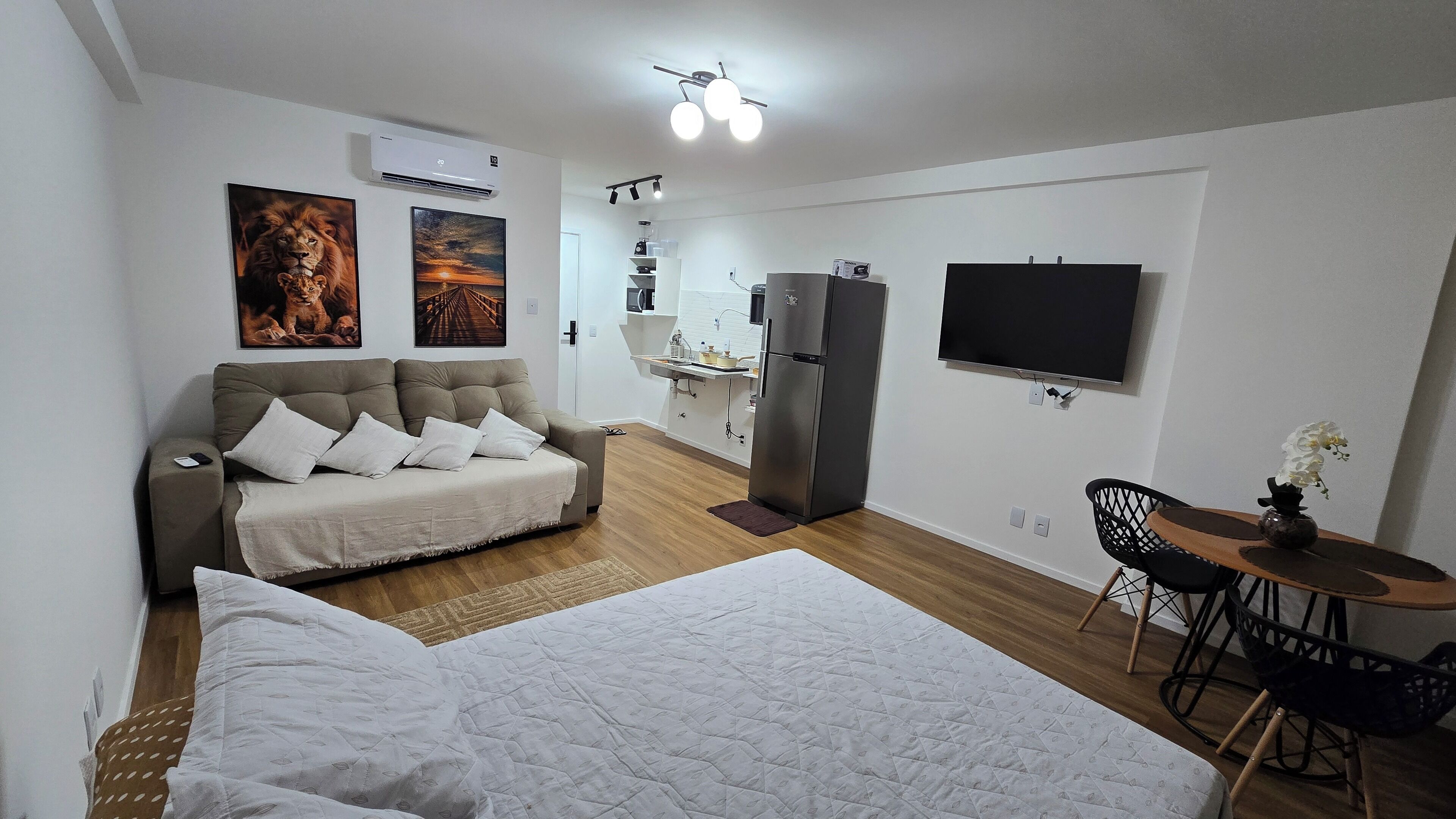 Estúdio conforto, 1 cama de casal e sofá-cama, cozinha americana, vista para a cidade | Wi-Fi de cortesia