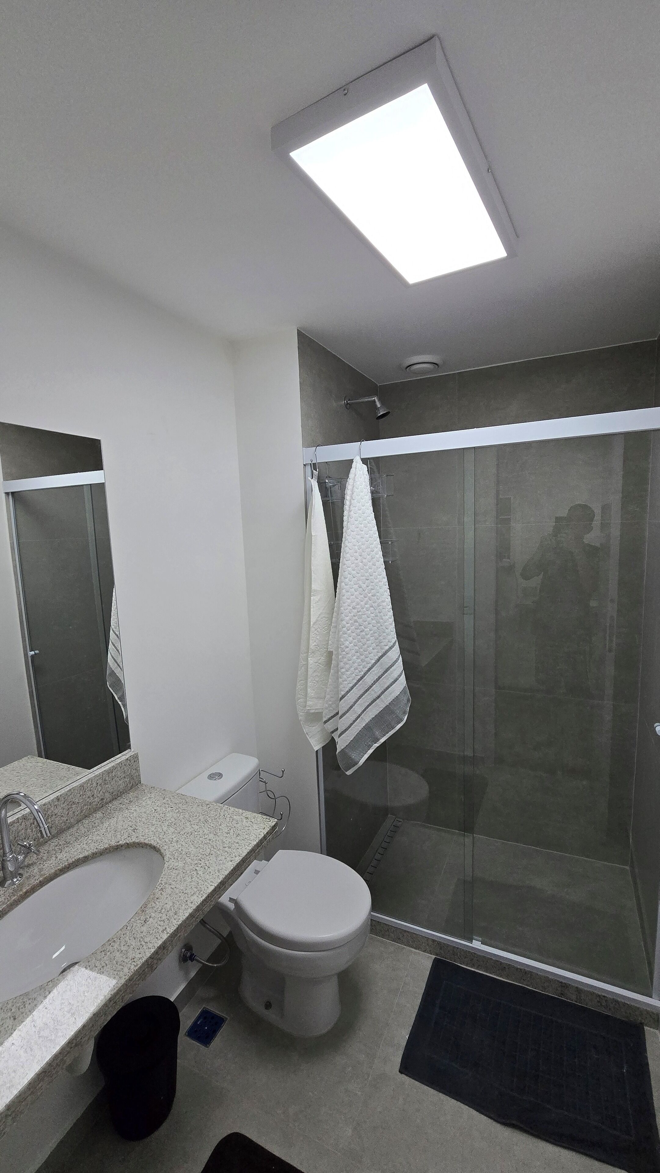 Estúdio conforto, 1 cama de casal e sofá-cama, cozinha americana, vista para a cidade | Banheiro | Chuveiro 