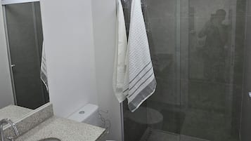 Estúdio conforto, 1 cama de casal e sofá-cama, cozinha americana, vista para a cidade | Banheiro | Chuveiro