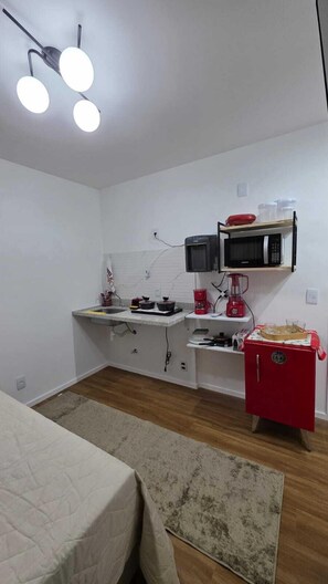 Estúdio básico, 1 cama de casal, cozinha americana, vista para a cidade | Cozinha privada | Micro-ondas, cooktop, talheres/pratos/utensílios de cozinha