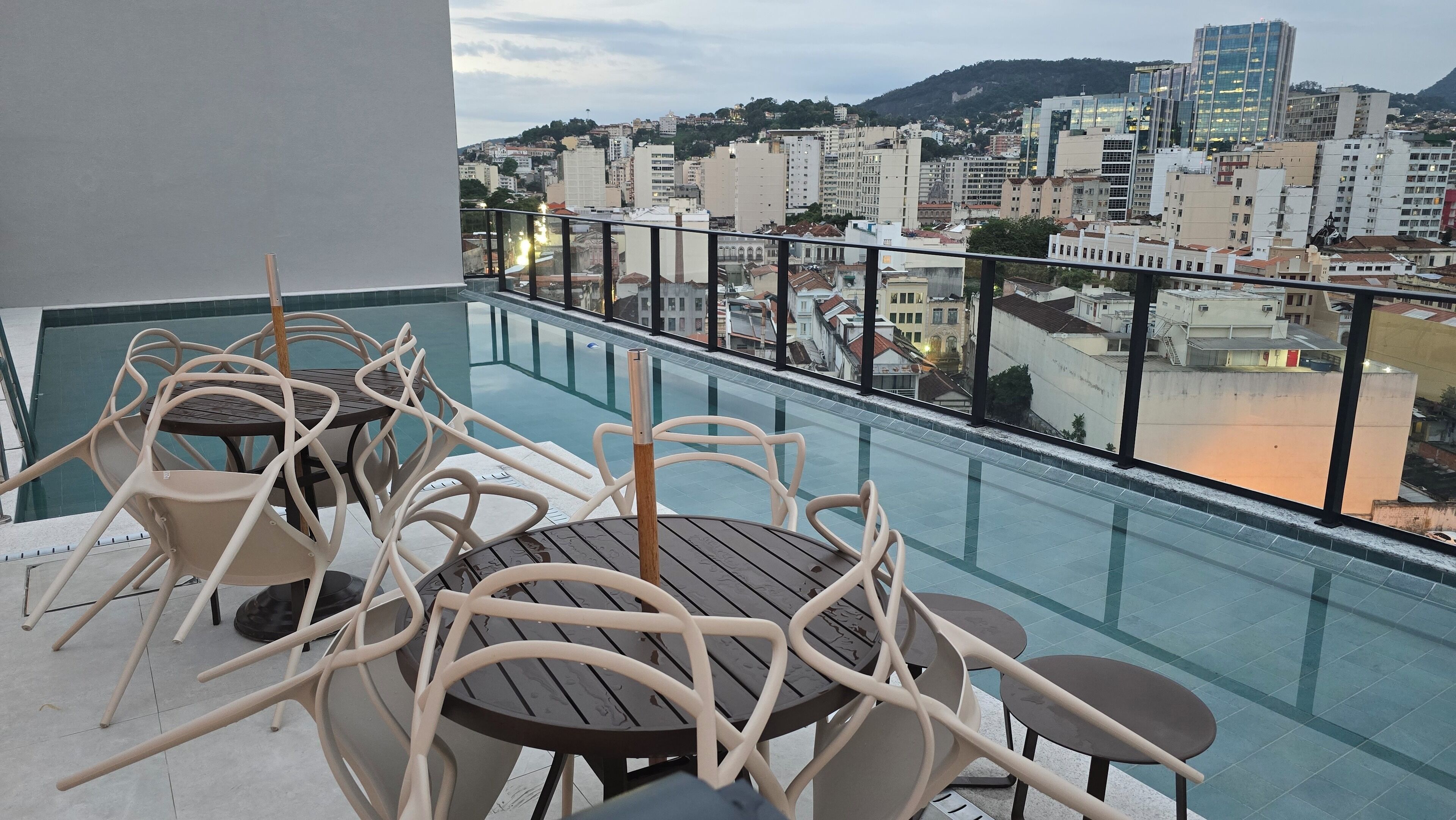 Piscina externa, funciona das 10h às 17h, salva-vidas no local