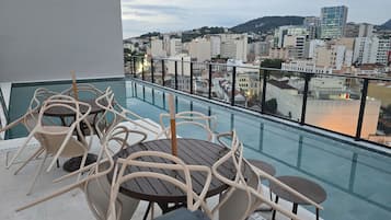 Piscina externa, funciona das 10h às 17h, salva-vidas no local