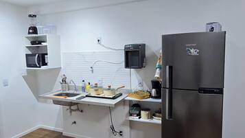 Estudio Confort, 1 cama doble con sofá cama, cocina básica, vistas a la ciudad | Cocina privada | Microondas, placa de cocina y utensilios de cocina