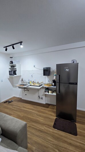 Estúdio conforto, 1 cama de casal e sofá-cama, cozinha americana, vista para a cidade | Cozinha privada | Micro-ondas, cooktop, talheres/pratos/utensílios de cozinha