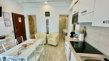 KĂŒhlschrank, Mikrowelle, Herdplatte, Kochgeschirr/Geschirr/Besteck