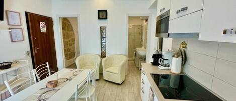 Réfrigérateur, micro-ondes, plaque de cuisson