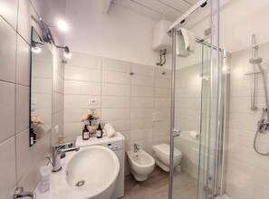 Dusche, Haartrockner, Bidet, Handtücher