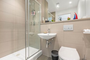 Secador de cabelo, toalhas de banho