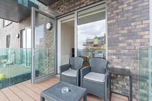 Terrace/patio - Wembley Stadium | Luxury London Apartment | Balcony Views, Netflix, Pool Table! (Wembley)