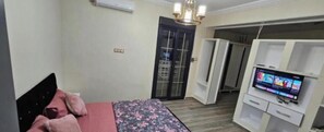 4 bedrooms, in-room safe, iron/ironing board, WiFi