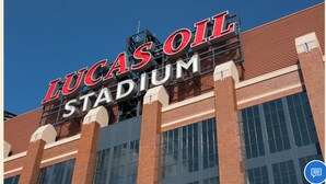 Placa do Lucas Oil Stadium em um edifício.