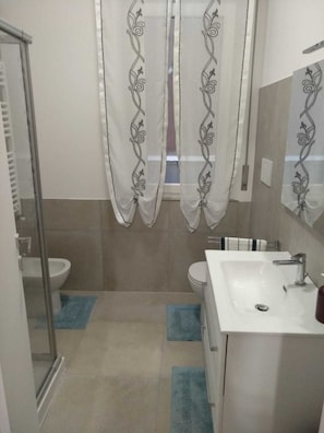 Bruser, hårtørrer, bidet, håndklæder
