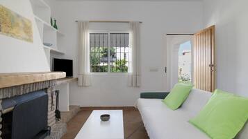 Een televisie en een open haard