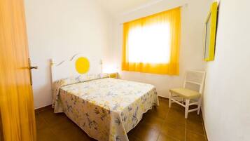 Tabla de planchar con plancha, wifi, ropa de cama