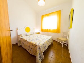 Tabla de planchar con plancha, wifi, ropa de cama